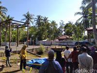 Turis di lokasi Keraton Agung Sejagat 