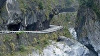 Taroko Gorge Road, di Taiwan, memiliki banyak tikungan buta, belokan tajam dan jalur sempit yang mengarah melalui tebing dan pegunungan di wilayah tersebut. Istimewa/Interesting Engineering.