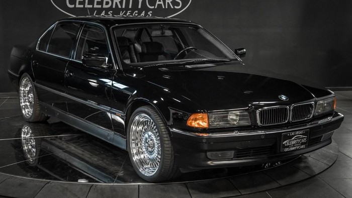 Mobil yang menjadi saksi bisu kematian rapper Tupac Shakur dikabarkan dijual. Mobil itu dijual seharga USD 1,75 Juta atau sekitar Rp 23,5 miliar. Penasaran?