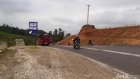Pantauan detikcom pada Minggu (19/1/2020), baru ada dua dua escape road yang diselesaikan. Sementara sisanya, masih berupa konstruksi dan tanah.