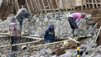 Tampak pekerja masih memasang tembok penahan tebing (TPT) di sekitar area proyek. Proyek ini juga mengupas tebing, agar jalan di tikungan tajam bisa terlihat.
