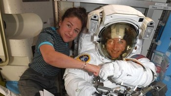 Bagi kaum hawa, ini merupakan tugas yang berat. Spacewalk atau berjalan di luar angkasa biasanya dilakukan oleh astronaut laki-laki. Foto: NASA