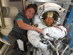Aksi Berbahaya Astronaut Perempuan Berjalan di Luar Angkasa