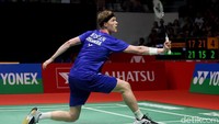 Anthony sempat memulai gim pertama dengan baik. Namun, setelah unggul 7-4, Anthony justru disalip oleh Antonsen yang merebut lima poin beruntun.