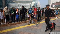Keberadaan anjing pelacak dalam kegiatan simulasi deteksi bom itu sukses menarik perhatian warga.
