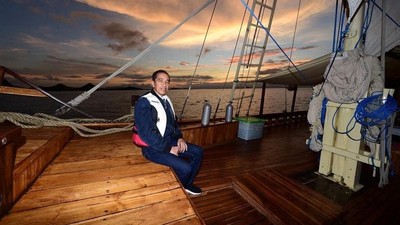 Foto: Gaya Presiden Jokowi Naik Kapal Wisata di Labuan Bajo