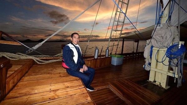 Foto: Gaya Presiden Jokowi Naik Kapal Wisata di Labuan Bajo