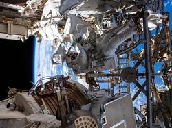 Aksi Berbahaya Astronaut Perempuan Berjalan di Luar Angkasa