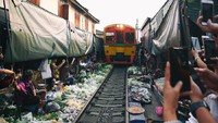 Pasar Maeklong namanya, pasar ini berada di tengah-tengah rel kereta aktif. Istimewa/Atlas Obscura.