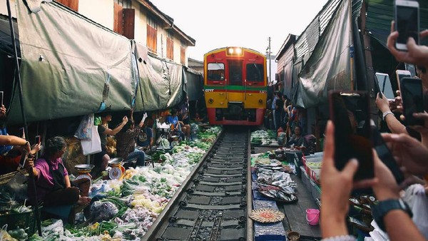 Unik! Ada Pasar Lapak Dagangnya di Tengah Rel Kereta