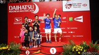 Kedua pemain ganda putra Indonesia tersebut berdiri di podium untuk mendapatkan medali.