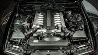 Kondisi mesin BMW Seri 7 1996 itu sudah menempuh jarak 121 ribu mil atau sekitar 197 kilometer Foto: Dok. Celebrity Cars