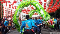 Dua ribuan orang mengikuti kirab kebinekaan yang mempertunjukkan berbagai budaya yang ada di Solo, terutama Jawa dan China (Bayu Ardi Isnanto/detikcom)