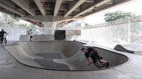 Selain bermain skate, pengunjung juga bisa bermain sepeda. Beberapa komunitas freestyle tampak berlatih di taman ini. (Foto: Nurul Khotimah/detikHealth)