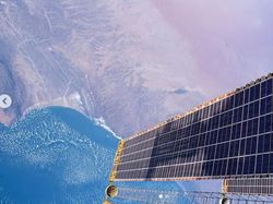 Aksi Berbahaya Astronaut Perempuan Berjalan di Luar Angkasa