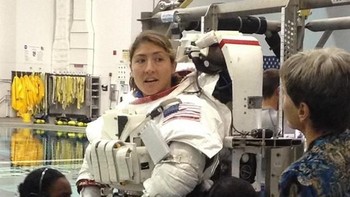 Astranaut perempuan NASA bernama telah menyiapkan diri sejak lima setengah tahun lalu untuk melakukan spacewalk. Ia dimentori oleh astronaut kawakan Peggy Whitson.Foto: NASA