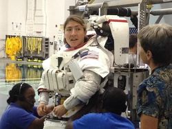 Aksi Berbahaya Astronaut Perempuan Berjalan di Luar Angkasa