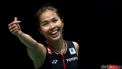 Senyum Ceria Ratchanok Intanon Usai Jadi Juara Tunggal Putri