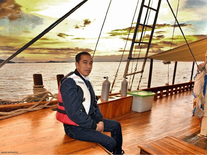 Jokowi menaiki kapal pinisi di Labuan Bajo, NTT.