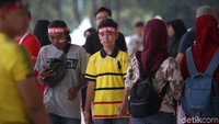 Beragam aksesoris seperti ikat kepala dan stiker bertuliskan Indonesia tampak digunakan oleh para suporter yang mulai berdatangan di kawasan Istora, Senayan.