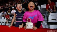 Tampak pula putri ganda putra Indonesia Mohammad Ahsan/Hendra Setiawan yang memberikan dukungan saat pertandingan final ganda putra antara Kevin Sanjaya/Marcus Gideon berhadapan dengan Mohammad Ahsan/Hendra Setiawan tengah berlangsung.