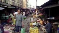 Pasarnya sendiri menjual banyak hal mulai dari sayuran segar, manisan Thailand, bunga, jamu, rempah-rempah, minuman, ikan, hingga makanan laut. Istimewa/Atlas Obscura.