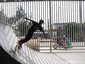 Skate Park Kekinian di Kolong Flyover Pasar Rebo