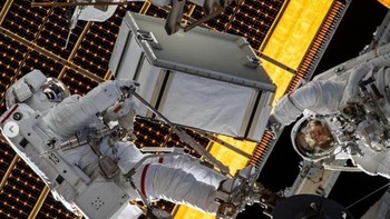 Spacewalk bukan sekedar jalan-jalan biasa, tetapi ada tugas yang harus dilakukan, seperti memperbaiki ISS atau satelit. Misalnya menggantikan baterai. Foto: NASA