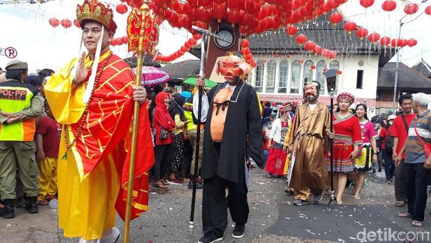 Barongsai & Buto Ramaikan Karnaval Grebeg Sudiro di Solo
