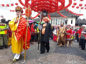 Potret Biksu Tong di Grebeg Sudiro Solo