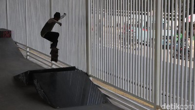 Nongkrong Asyik Sambil Cari Keringat di Skate Park Kolong Pasar Rebo