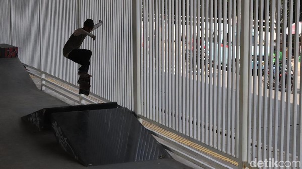 Nongkrong Asyik Sambil Cari Keringat di Skate Park Kolong Pasar Rebo