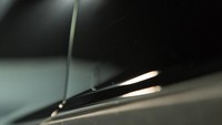 Uniknya masih terdapat sedikit kerusakan pada bagian body, yakni lubang peluru untuk mengenang kematian Tupac Shakur. Kami percaya salah satu lubang peluru itu tetapi sulit untuk diceritakan, tulisnya. Istimewa/Dok. Celebrity Cars.