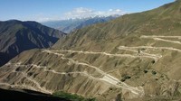 Jalan Raya Sichuan-Tibet, di China, kisah jalan ini cukup mengerikan, jalan ini memiliki rekor 7.500 kematian per 100.000 pengguna, akibat longsoran berbagai material dari jurang. Istimewa/Interesting Engineering.