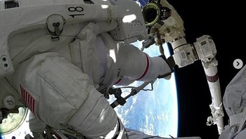 Di balik tugas berat yang harus dijalankan, tentunya ada pemandangan indah yang menghiasi. Planet Bumi dari luar angkasa sangat terlihat jelas. Foto: NASA