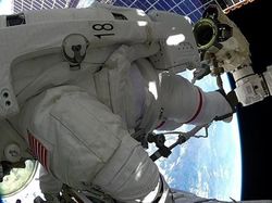 Aksi Berbahaya Astronaut Perempuan Berjalan di Luar Angkasa
