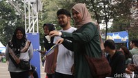 Menariknya, sembari menunggu laga final Indonesia Masters 2020 dimulai para suporter dapat bermain maupun berfoto di booth-booth yang disediakan di area sekitar Istora, Senayan.