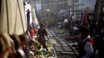 Unik! Ada Pasar Lapak Dagangnya di Tengah Rel Kereta