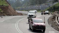 Terlepas dari kisah mistis yang membumbuinya, kontur jalan jalur provinsi ini cukup curam. Kemiringannya bisa mencapai 45-50 derajat.