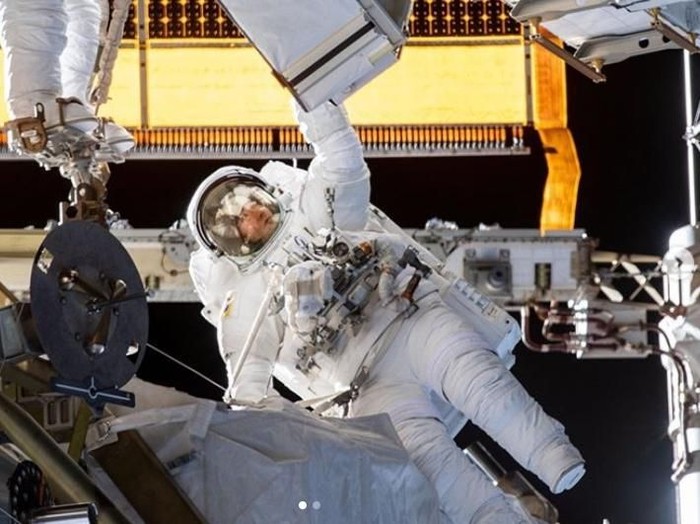 Astronaut perempuan saat melakukan spacewalk, aksi berbahaya di luar angkasa.
