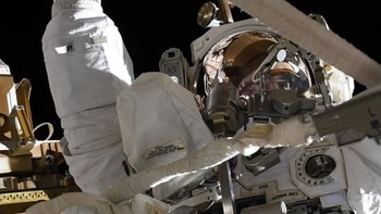 Kendati begitu, astronaut perempuan juga bisa melakukan hal yang sama, menunaikan misi spacewalk saat di stasiun luar angkasa internasional (ISS). Foto: NASA