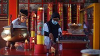 Warga membersihkan tempat doa saat acara bersih klenteng jelang Imlek di Klenteng Fuk Ling Miau, Gondomanan, Yogyakarta, Minggu (19/1/2020).