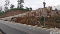Kondisi jalan yang cukup curam tersebut membuat pengendara harus berhati-hati saat melintasinya.