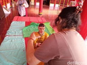 Sambut Imlek, Puluhan Patung Dewa Klenteng Pay Lien San Disucikan