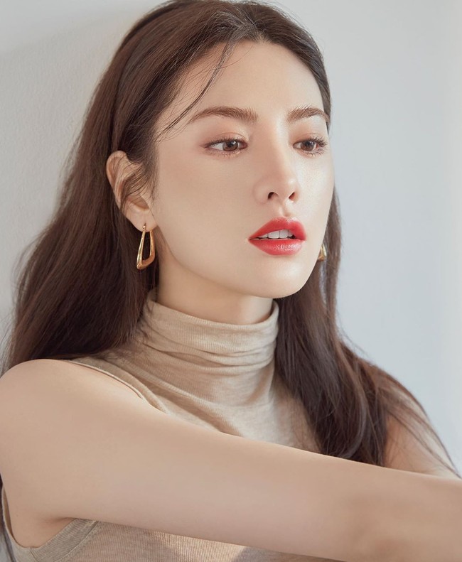 Nana yang juga dikenal sebagai Nana After School memang konsisten dinominasikan netizen sebagai artis tercantik. Meski sebelumnya belum pernah menempati posisi satu namun tahun ini ia menyabet gelar 30 Most Beautiful Faces of the Decade. (Foto: Instagram/@jin_a_nana)