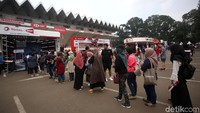 Kawasan Istora, Senayan, mulai ramai didatangi oleh para suporter yang hendak menyaksikan final Indonesia Masters 2020.