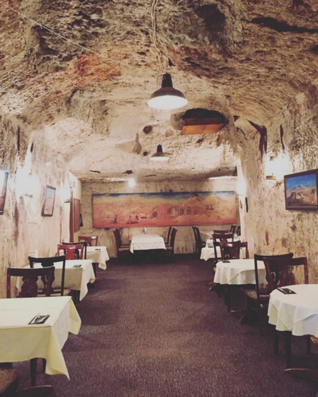 Tinggal di kota bawah tanah seperti ini mungkin tidaklah mudah karena kamu perlu beradaptasi terlebih dahulu, terutama bagi orang-orang yang memiliki phobia pada ruangan kecil atau sempit. Karena bukan tidak mungkin kota bawah tanah ini juga bisa membuatmu menjadi tidak nyaman loh... (Foto: Dok. Buzznick)