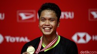 Senyum ceria Anthony Ginting saat berfoto memamerkan medali yang berhasil diraihnya usai mengalahkan wakil Denmark Anders Antonsen di final Indonesia Masters 2020.