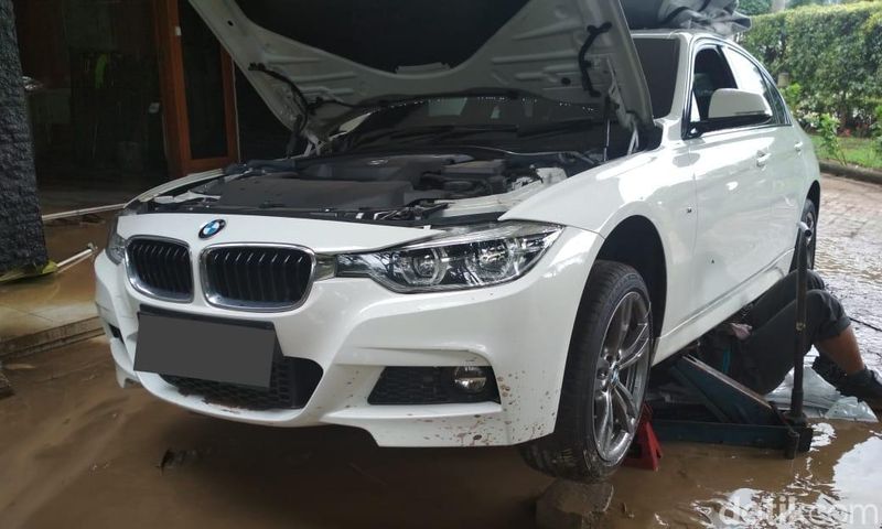 Mobil BMW terkena banjir di Jakarta,Januari 2020