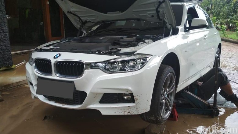 Mobil BMW Terkena Banjir Mobil BMW terkena banjir di Jakarta,Januari 2020
